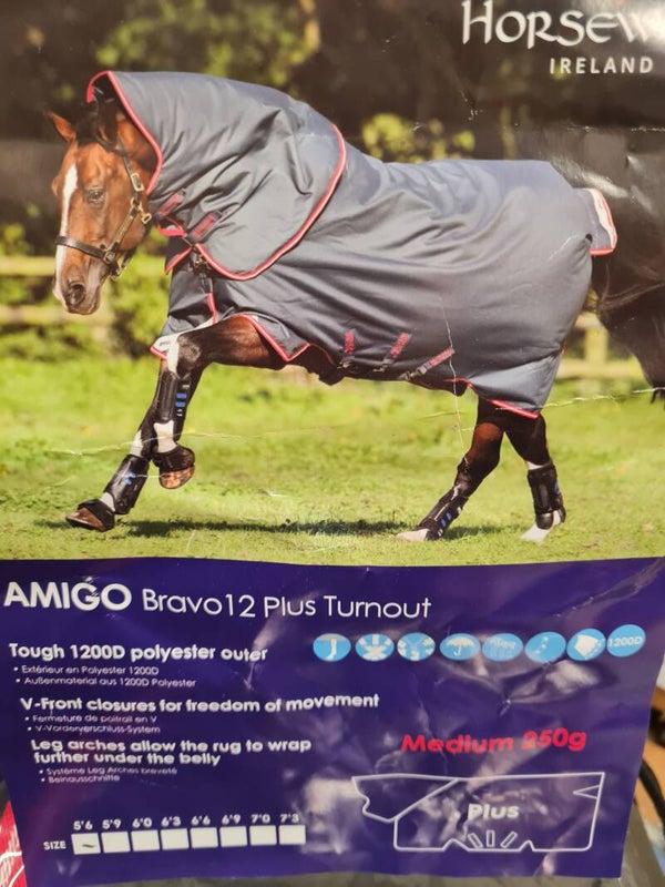 5'6 Horseware Amigo Bravo 1200d medium weight Detachable Neck Turnout Rug
