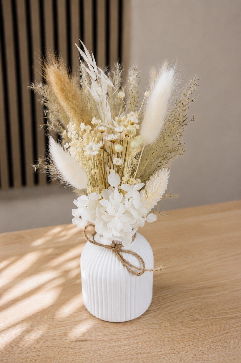Trockenblumenstrauß mit Vase