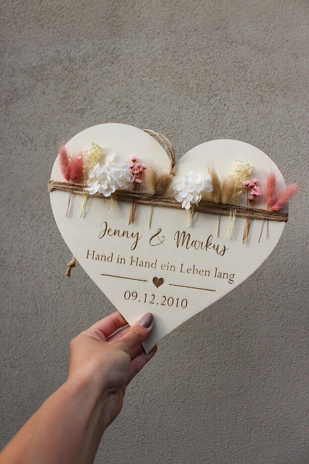 Holzherz mit Trockenblumen