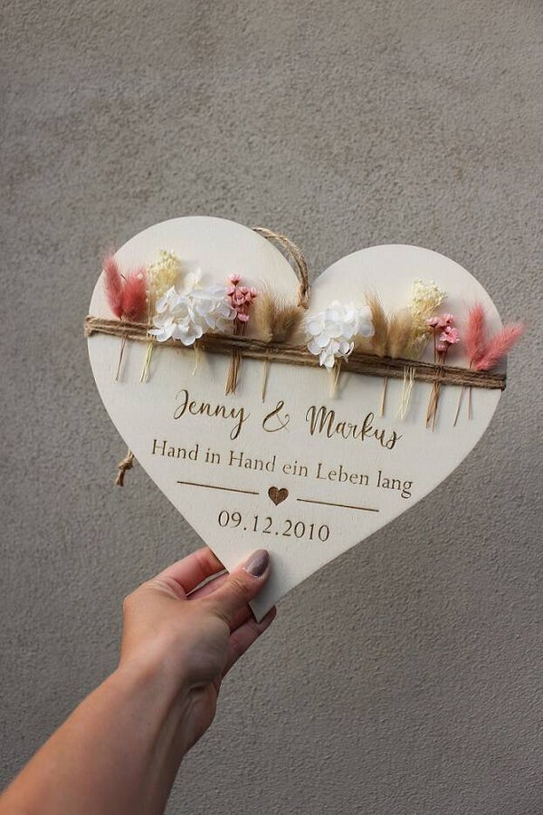 Holzherz mit Trockenblumen