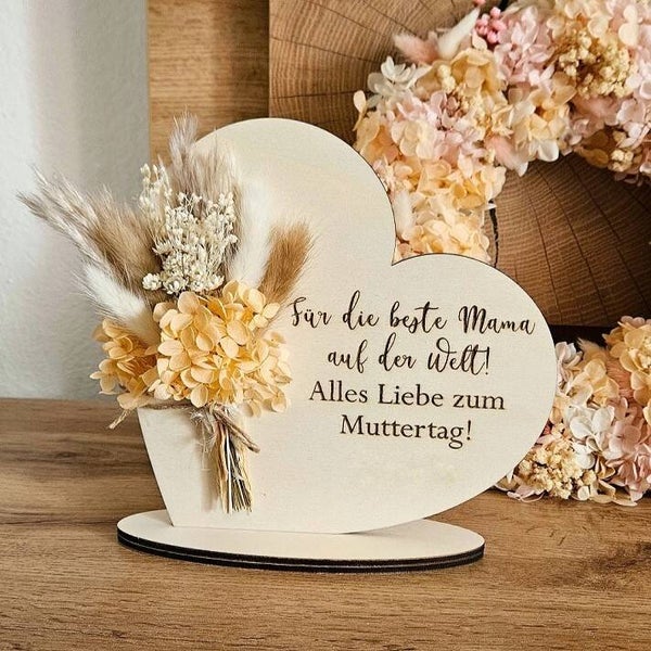 Holzherz mit Trockenblumen
