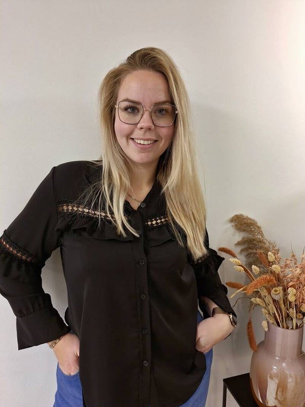 BLOUSE MET BRODERIE - ZWART