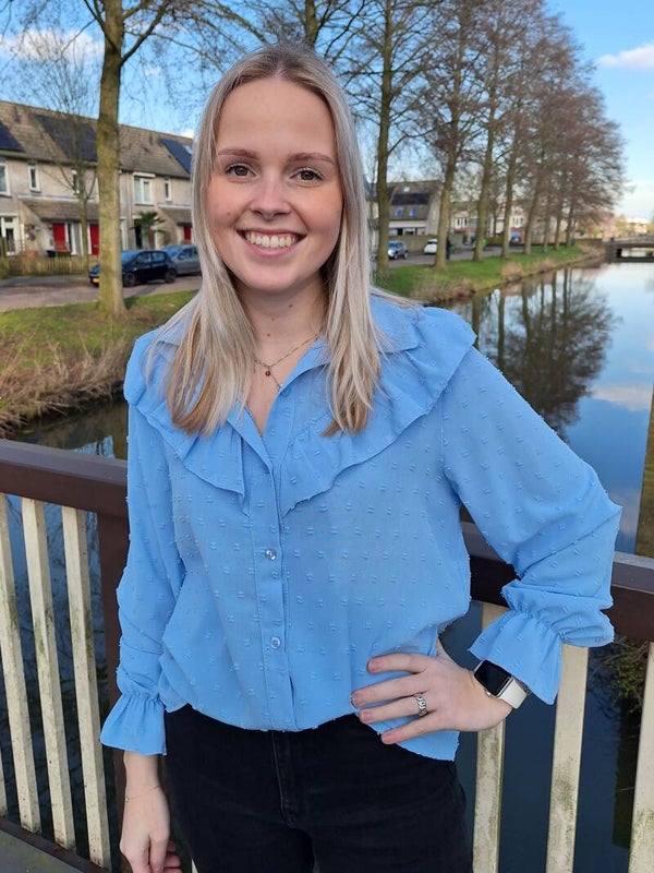 BLOUSE DOTTY MET RUFFLES - BLAUW