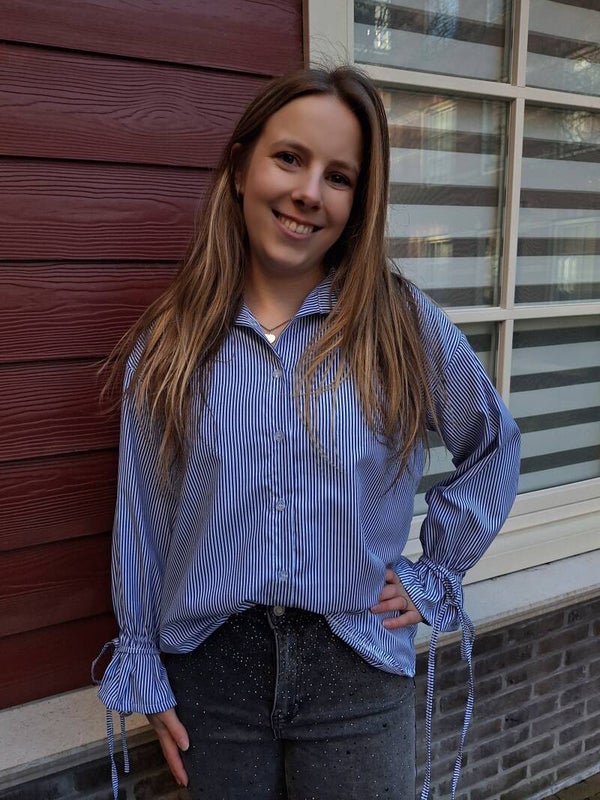 GESTREEPTE BLOUSE MET STRIKKEN - WIT/BLAUW