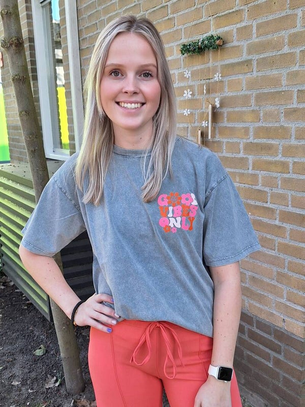 T-SHIRT GOOD VIBES ONLY - LICHTGRIJS