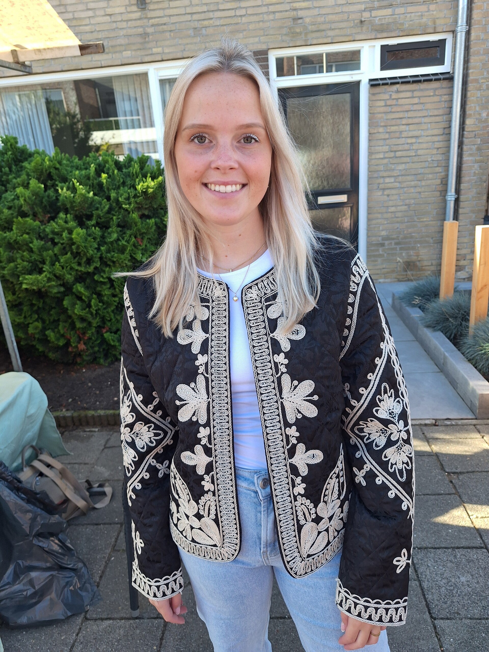 GEWATTEERD JASJE MET BORDUURSELS - ZWART/ECRU