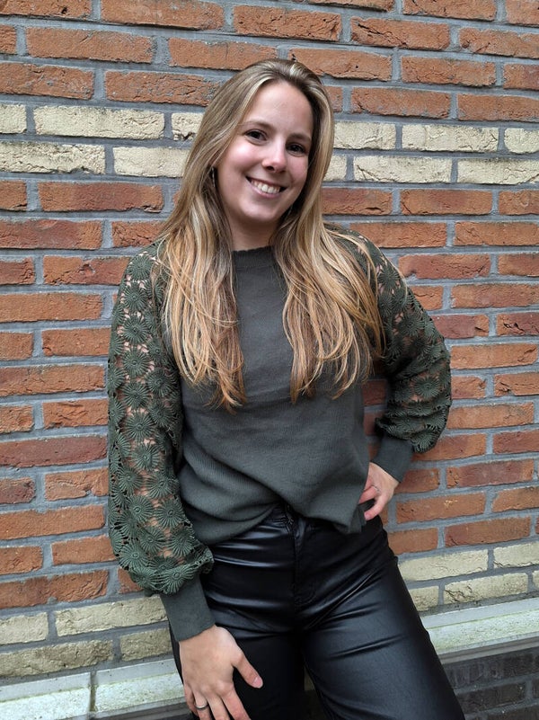 TRUITJE MET BRODERIEMOUWEN - OLIJFGROEN