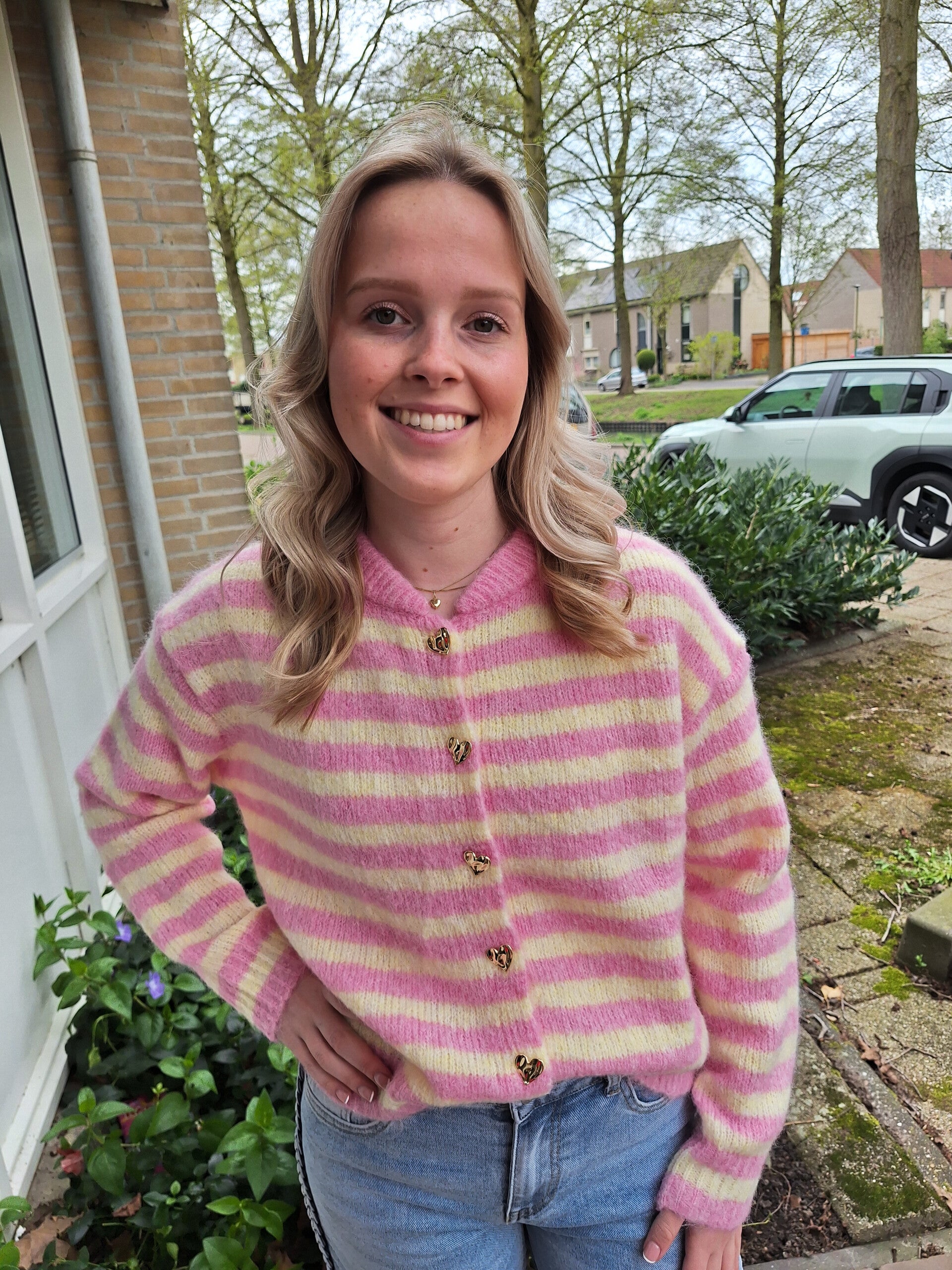 GESTREEPT VESTJE MET HARTJESKNOPEN - LICHTROZE/GEEL