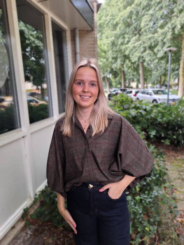 BLOUSE RUITJES MET BALLONMOUWEN - DONKERBRUIN/BORDEAUX