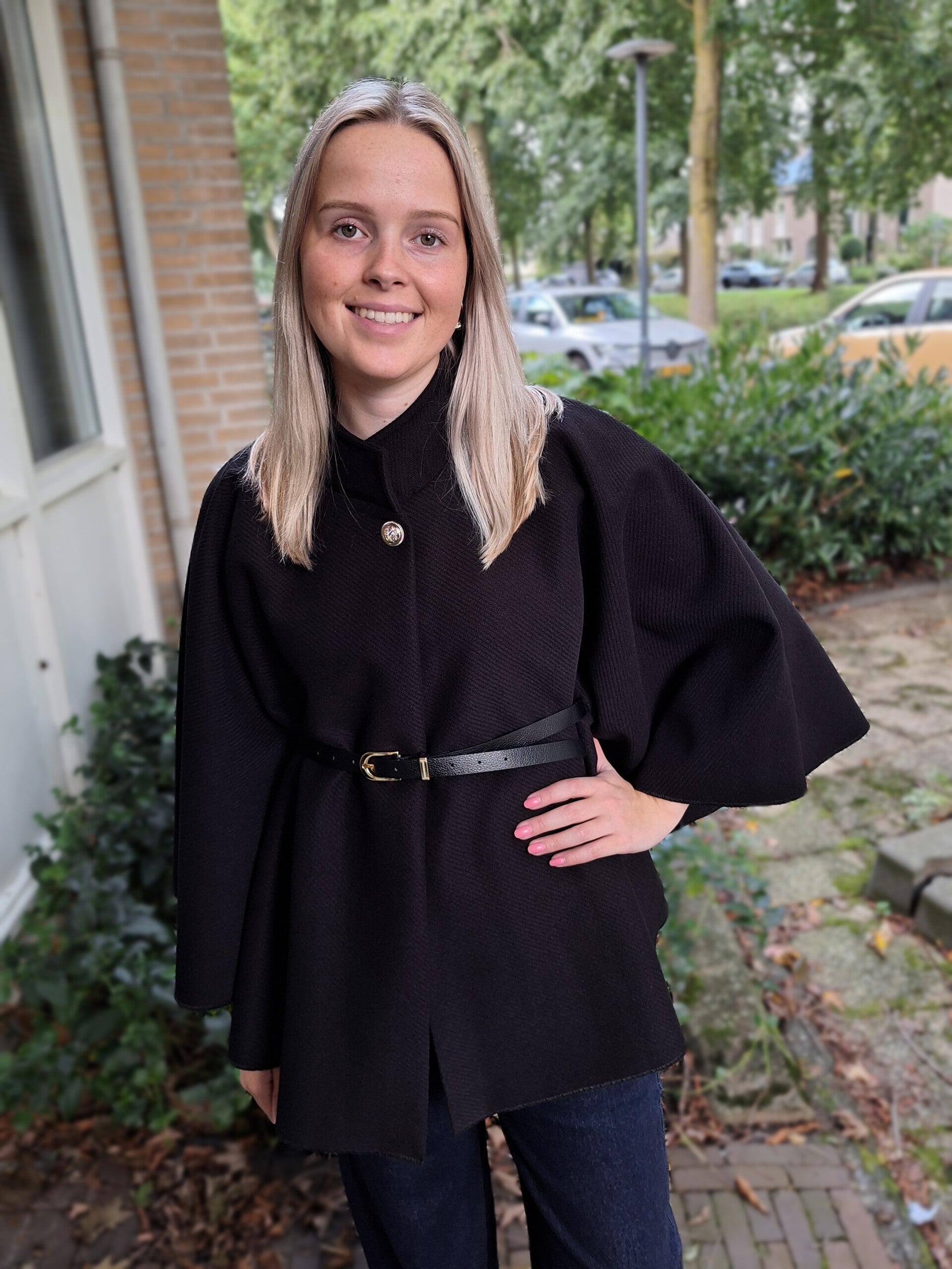 PONCHO MET RIEMPJE - ZWART