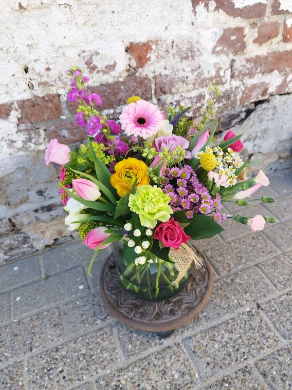 Vaas met speelse explosie van kleur en energie!