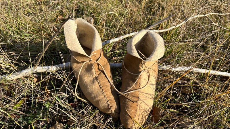 "Selbstgemachte Mokassins aus eigenem Wildleder – weiches Naturmaterial“