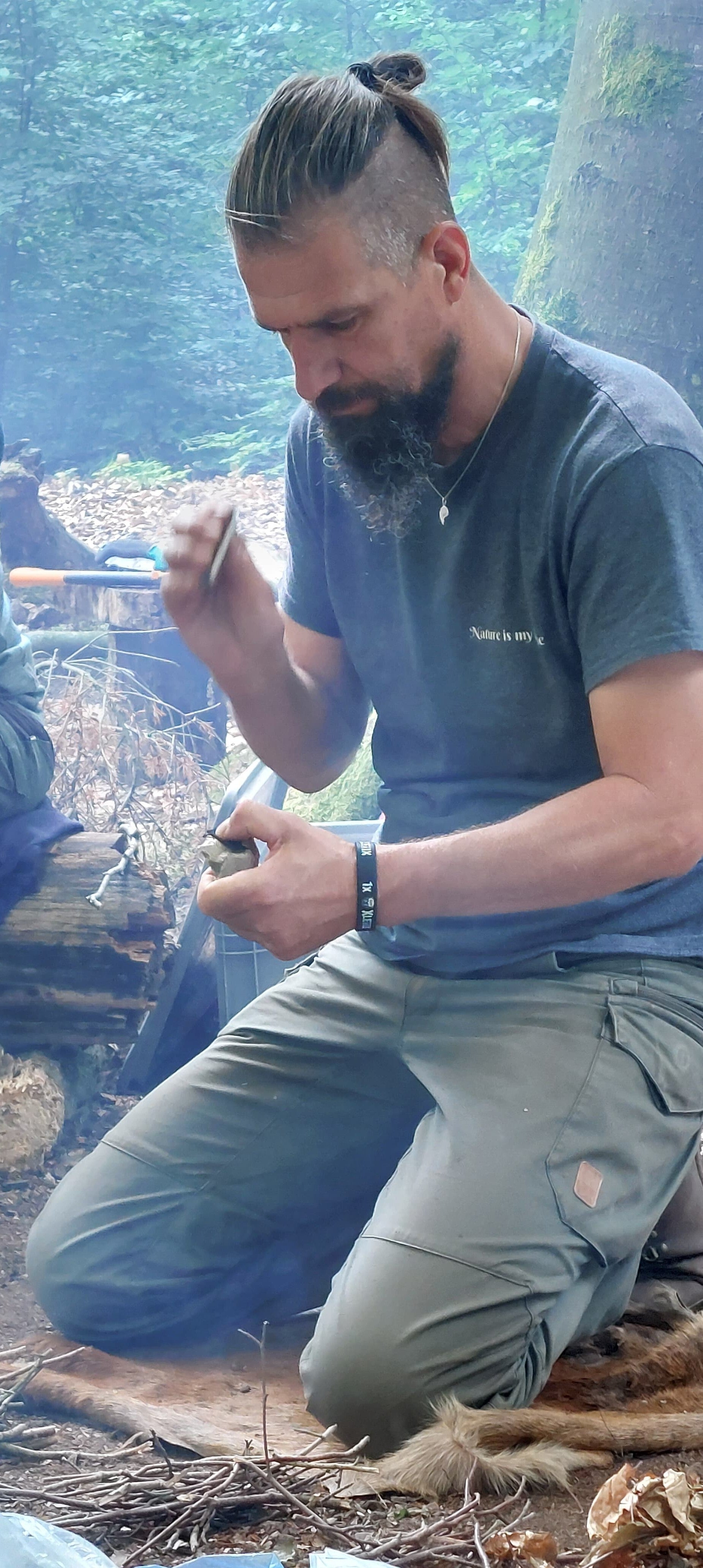 "Sören beim Feuererzeugen mit Feuerstein und Schlageisen"