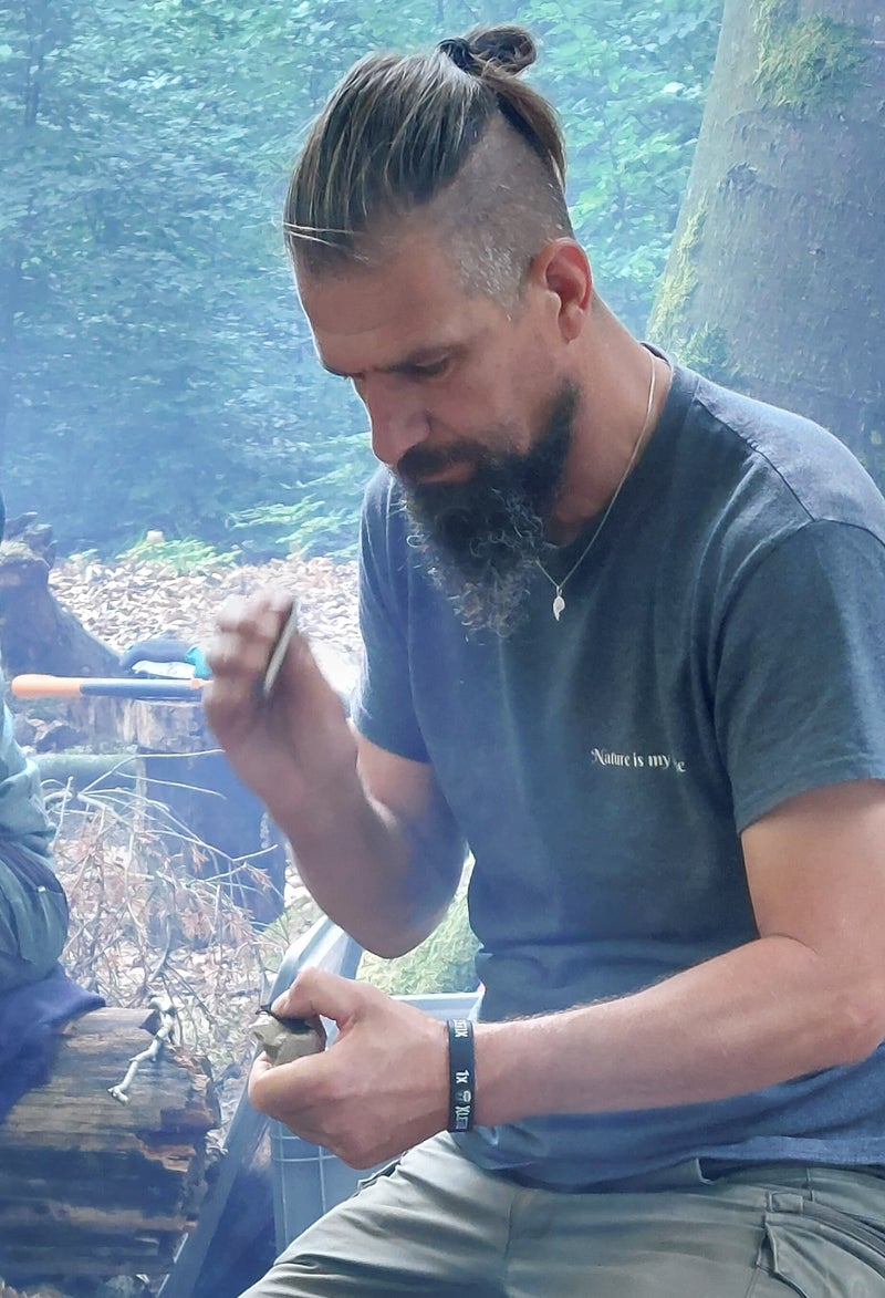 "Sören beim Feuererzeugen mit Feuerstein und Schlageisen"