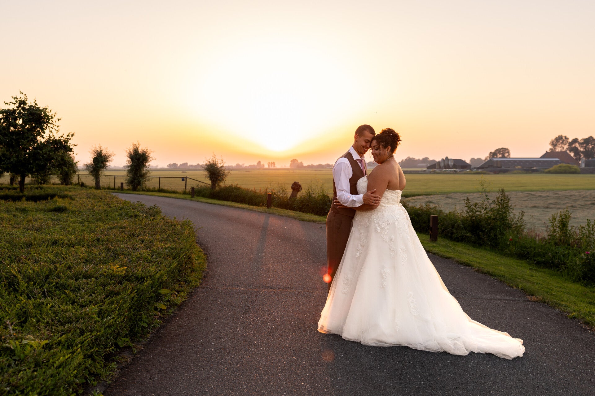 Fotograaf Alyt Kuperus fotografie maakte deze foto van het bruidspaar bij zonsondergang bij de Pollepleats in Westhem
