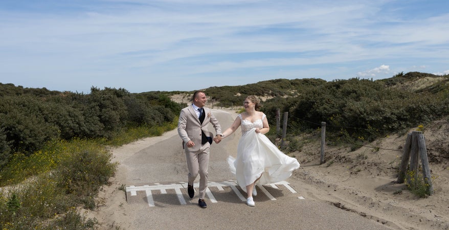Wanneer je kiest voor Alyt Kuperus Fotografie voor je bruidsfotografie, kies je voor professionaliteit en passie. Hier is waarom je voor ons moet kiezen: Tijdloze Beelden: Wij creëren bruidsfoto’s die niet alleen mooi zijn, maar die je het gevoel geven