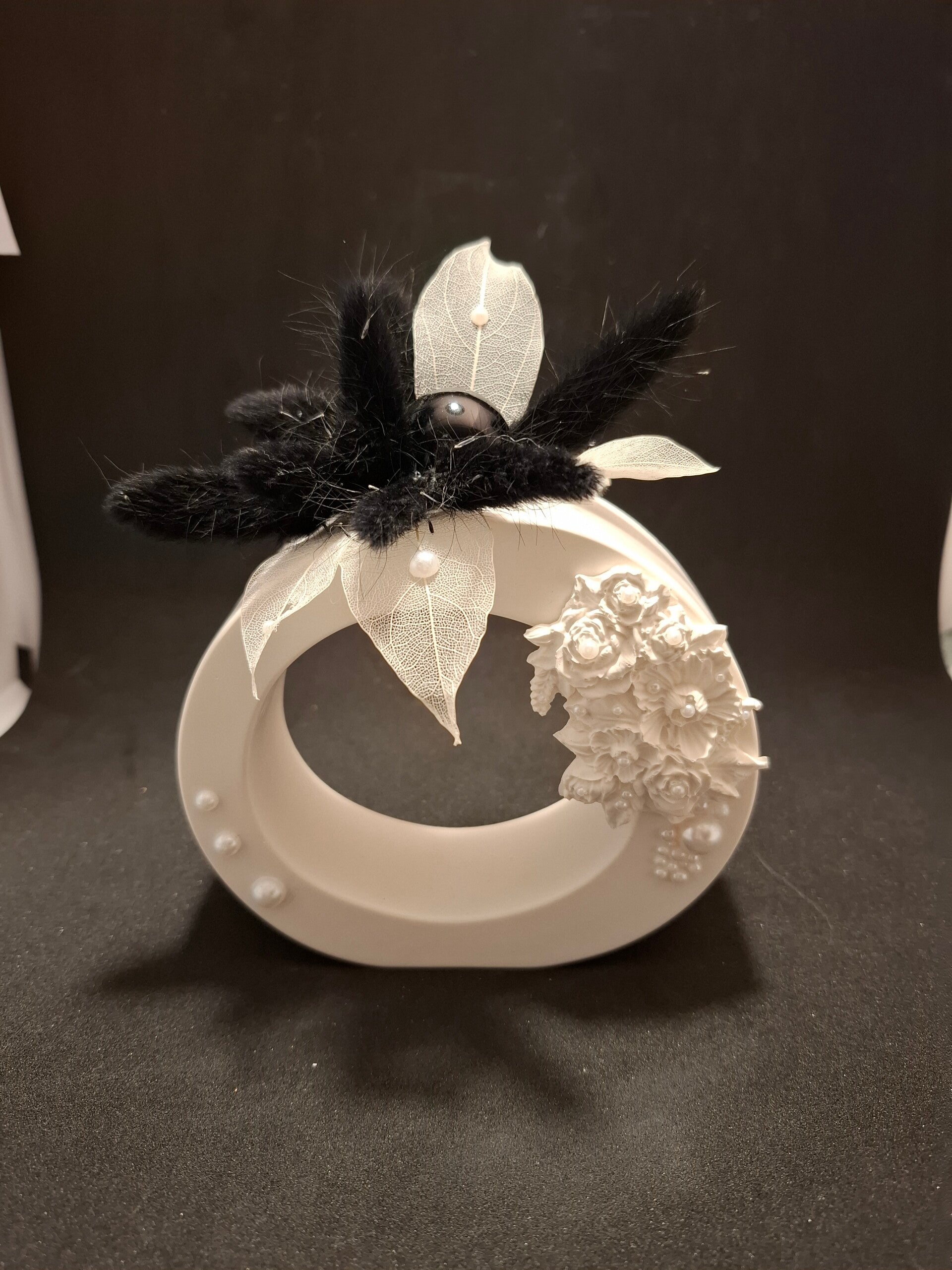 Vase rond à fleurs perlées