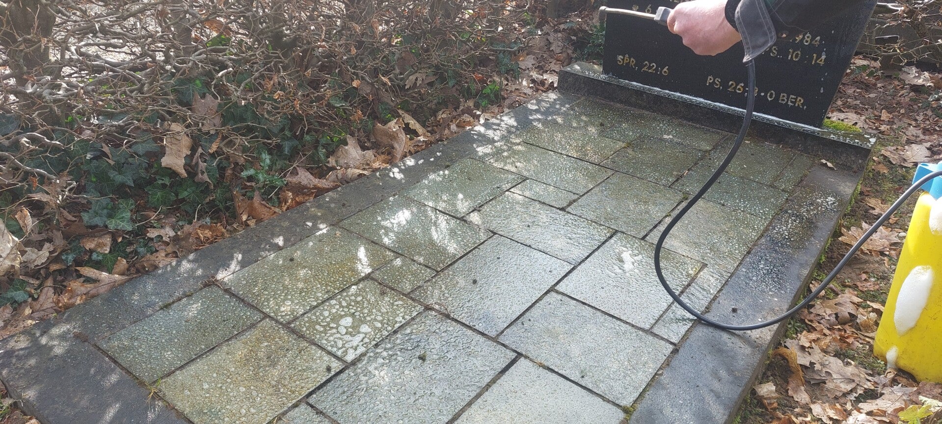 Grafonderhoud éénmalig in de regio Doetinchem en omstreken Verwijderern van bladeren, vuil en onkruid. Schoonmaken van de gedenksteen Snoeien van de beplanting Het plaatsen van een herinneringskaars Melden van beschadigingen