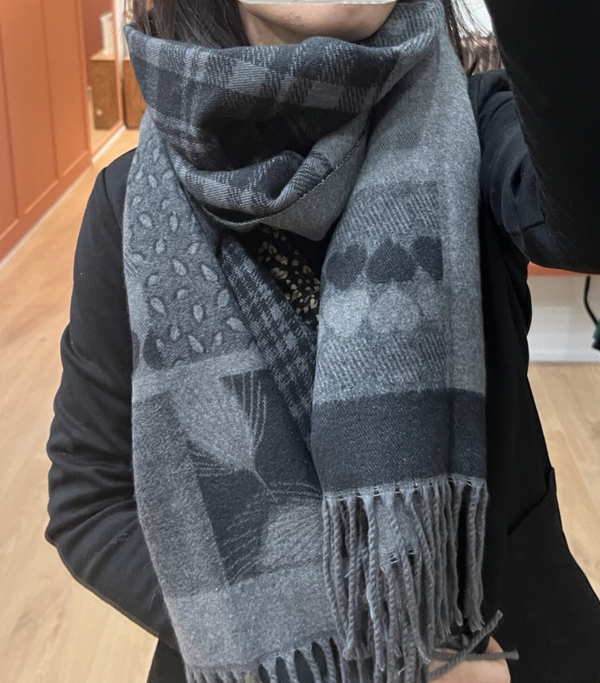 Écharpe sensation cachemire noire à motifs