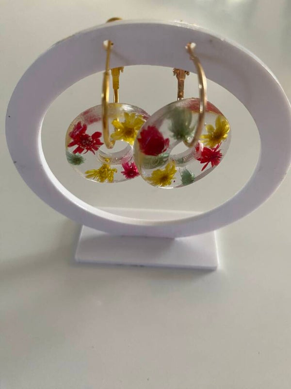 Boucles d’oreilles et fleurs séchées