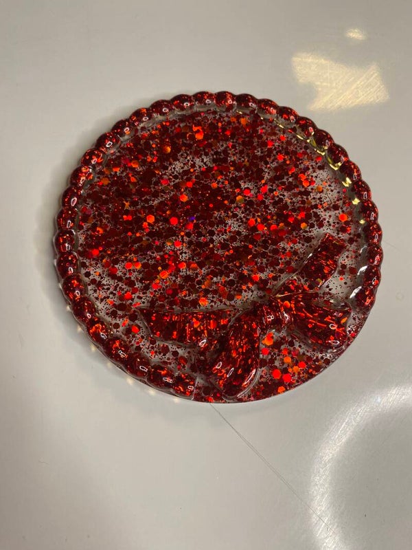 Huit. Poches, petit nœud.