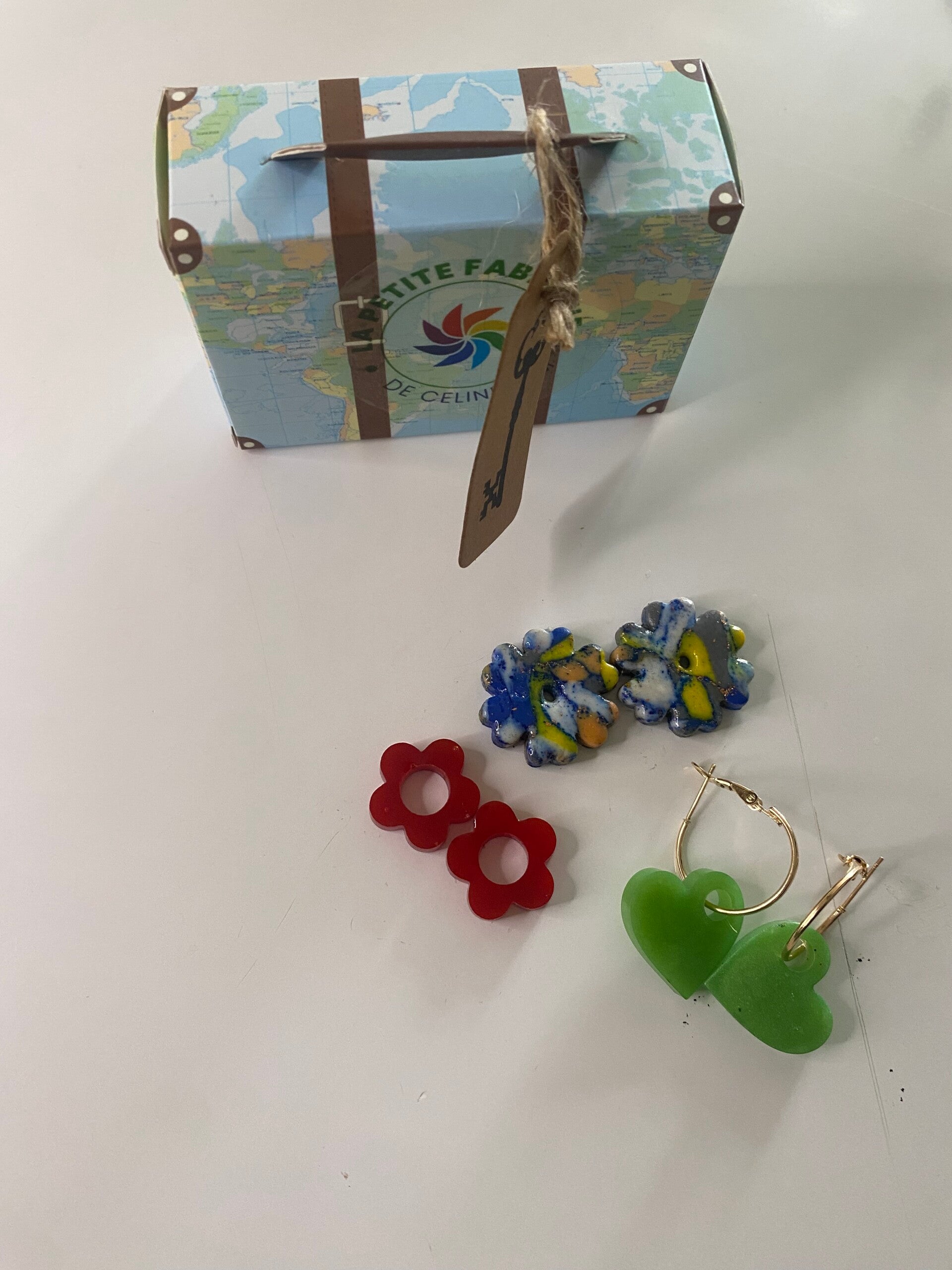 Petite valise, trois boucles d’oreilles