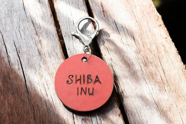 Hondenpenning/sleutelhanger "Shiba Inu" wijnrood