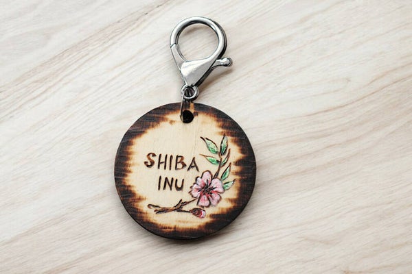 Hondenpenning/sleutelhanger "Shiba Inu" bloemen