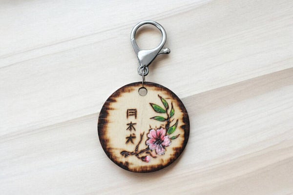 Hondenpenning/sleutelhanger "Japanse hond" bloemen