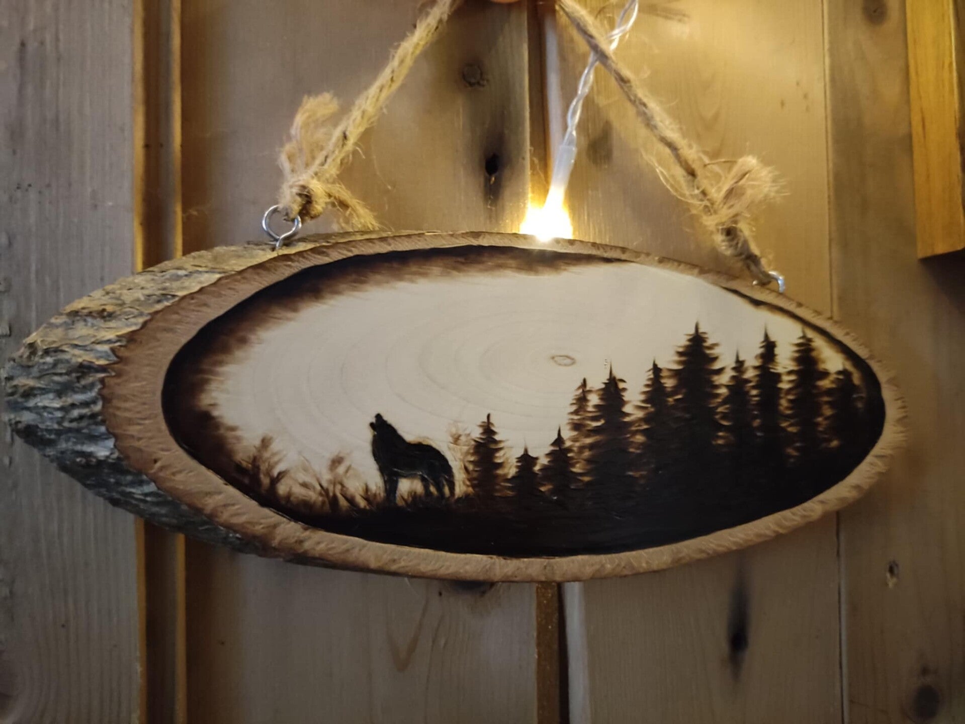 Wolf in het bos – handgebrand houten wandobject