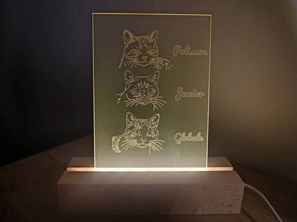 Lampe personnalisée – Gravure sur plexiglas