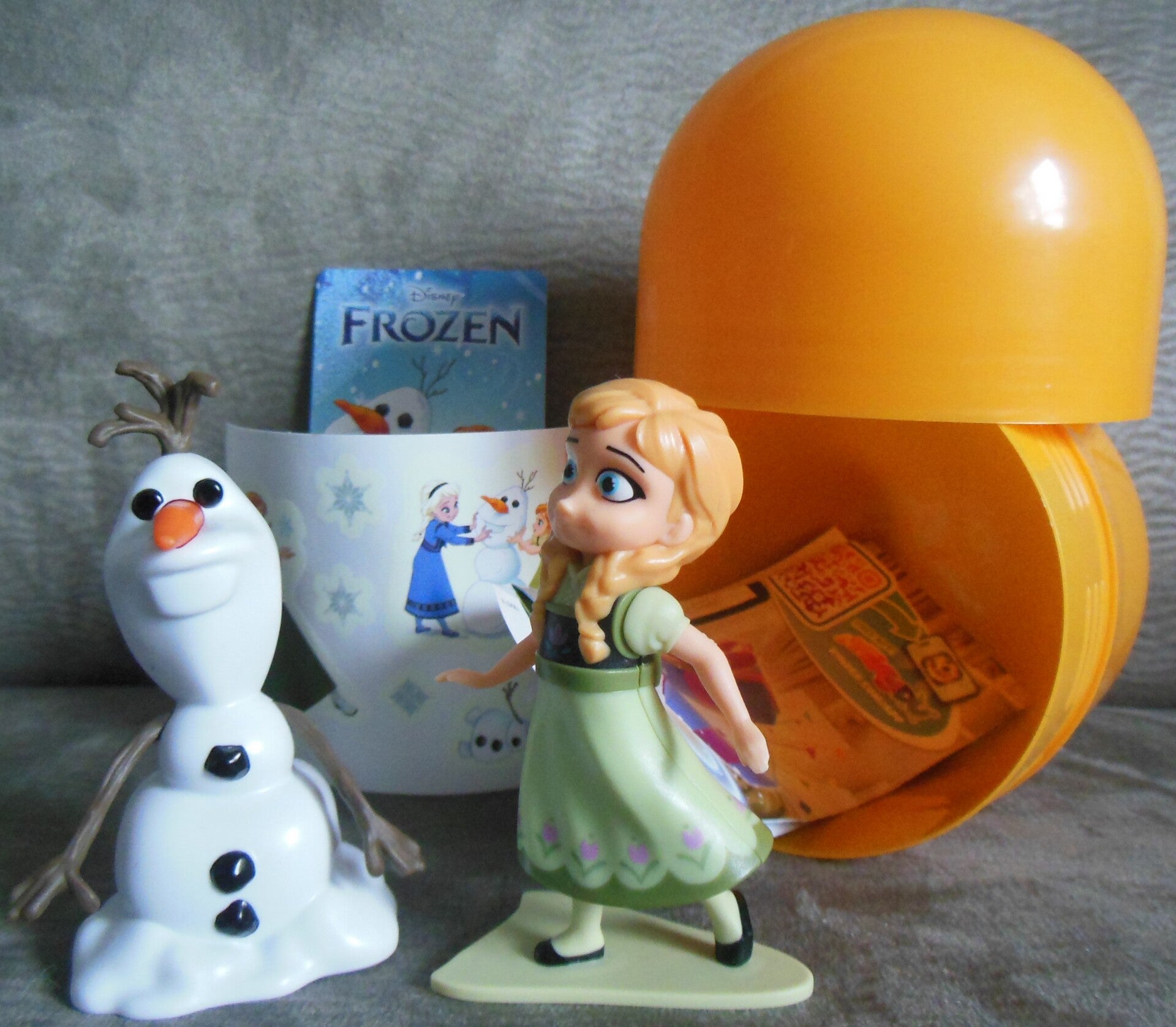 Frozen Kinder Surprise Maxi Egg Anna & Olaf