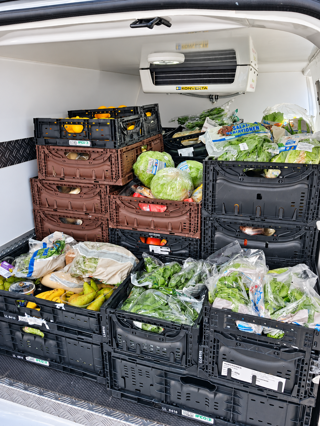 Mit geretteten Lebensmitteln beladener Kühlwagen