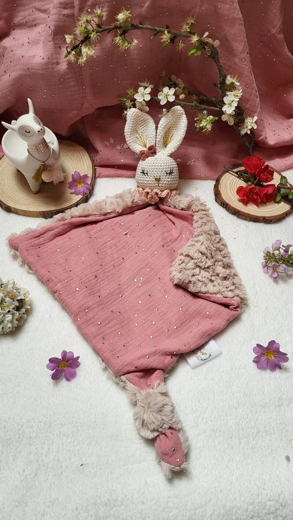 Mia, mon doudou lapin avec ces oreilles dorés