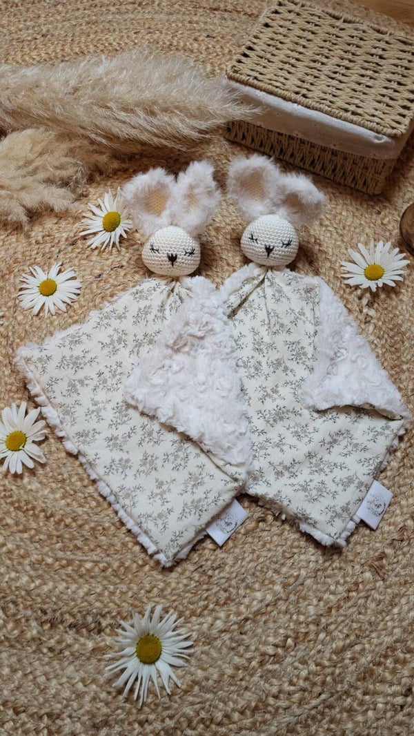 Mia, mon doudou lapin avec ces oreilles fourrés