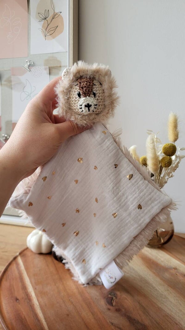 Gaspard, mon mini doudou lion tissu cœurs dorés