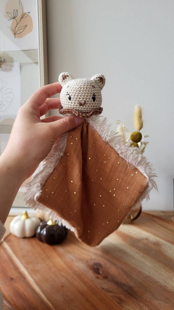 Sacha, mon mini doudou chat tissu camel pois dorés