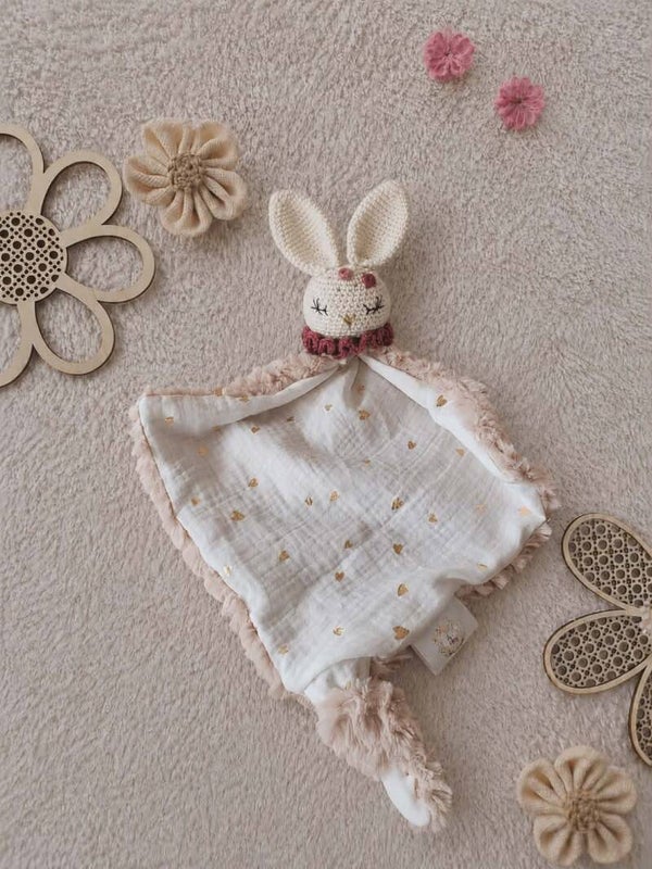 Mia, mon doudou lapin tissus cœurs dorés