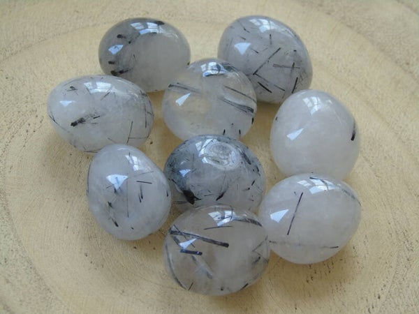 Cristal de roche avec inclusions de Tourmaline