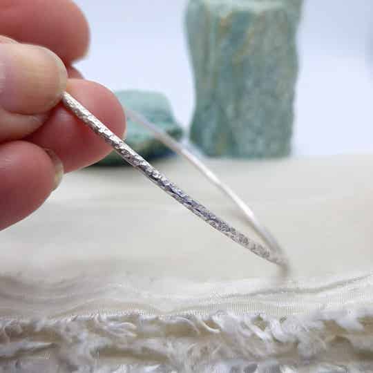 Zilver bangle met Messy slag