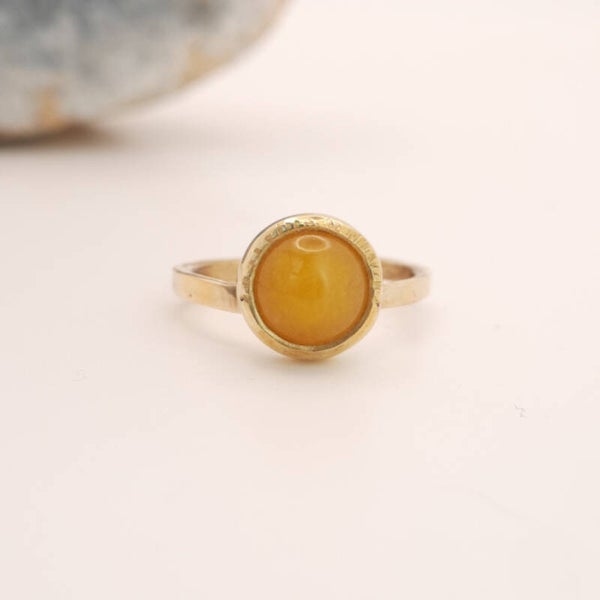 SOLD Messing coinring Gele Jade in zonnestraal krans zetting