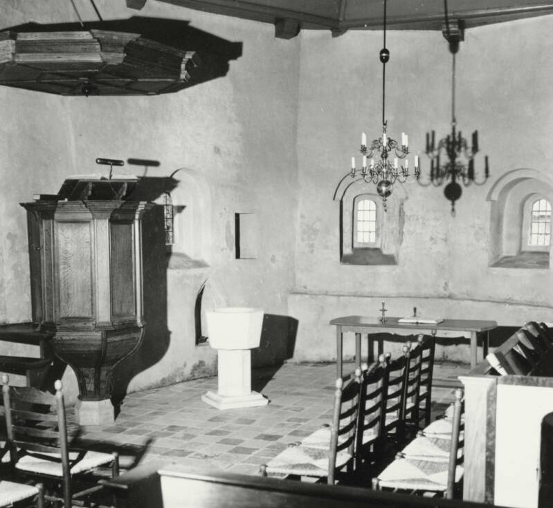 oude zwart wit foto deel interieur kerk Piaam en preekstoel.