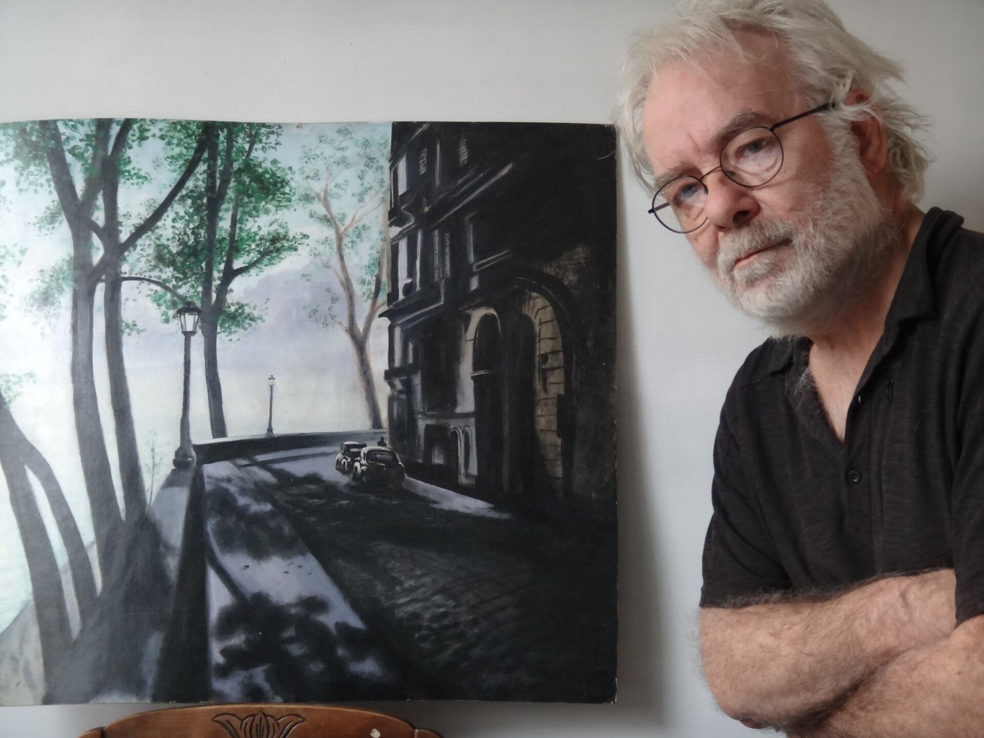 Timo de Kok poseert bij een van zijn kunstwerken. 
