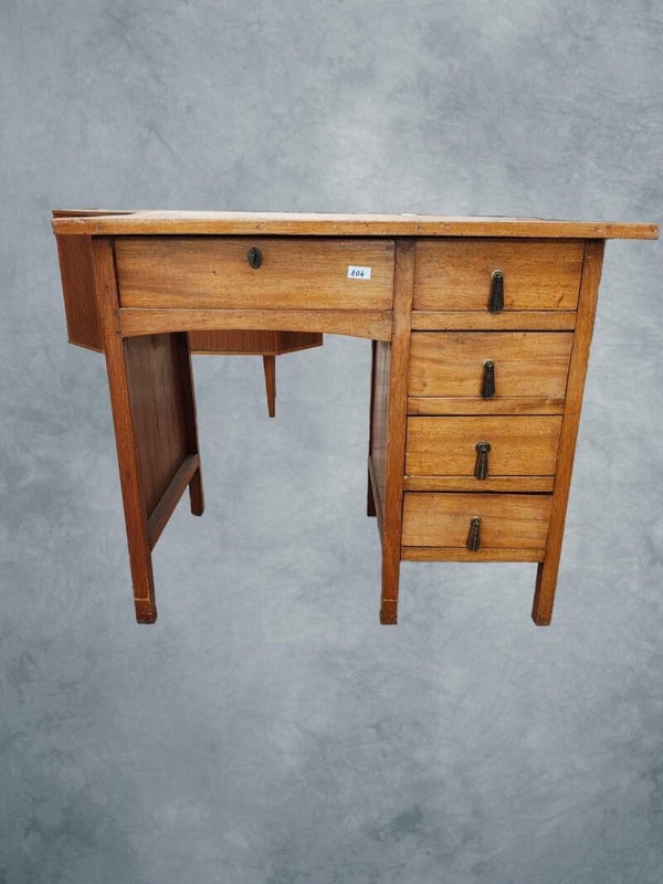 104) Klein antiek bureaumeubel