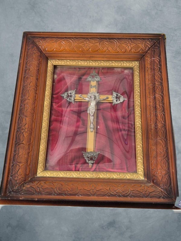 236)Antiek Kruisbeeld in Houten Kader