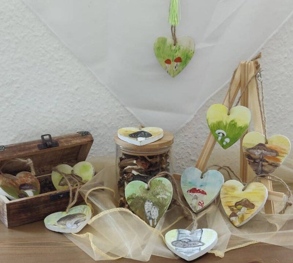 5 Holzherzen mit Pilzmotiven