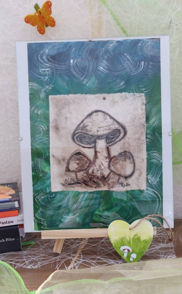 "Täublinge" auf Pilzpapier gerahmt