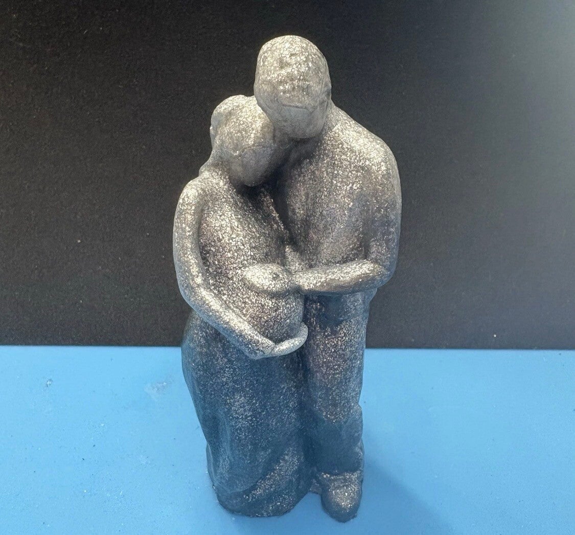 Pregnant Couple Ornament – A Beautiful Celebration of Love and New Beginnings