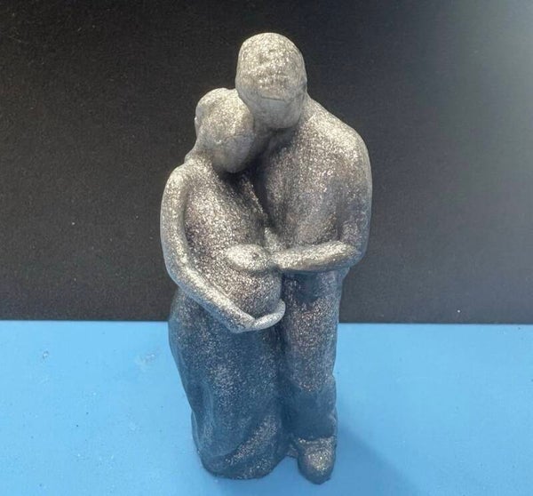 Pregnant Couple Ornament – A Beautiful Celebration of Love and New Beginnings
