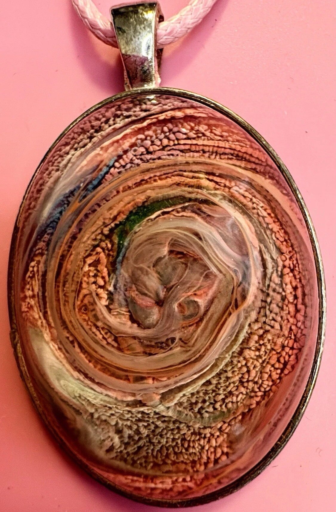 Exquisite Petri Style Resin Pendant Necklace
